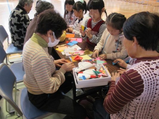 教えて下さい 昔の遊び交流会 末広小学校 社会福祉法人千歳市社会福祉協議会社会福祉法人千歳市社会福祉協議会