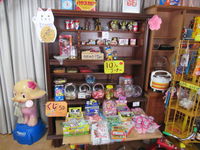 昭和レトロ　駄菓子屋さん 住吉神社の近くにある、朝6時まで開いてる｢昭和レトロBAR駄菓子